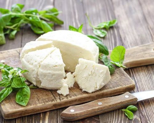 Jaki biały ser jest najzdrowszy? Sprawdź, ile kalorii ma twaróg chudy, półtłusty i inne rodzaje, jakie zawiera witaminy i jak go zrobić