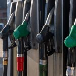 Warszawa tłumaczy się Brukseli z obniżonego VAT-u na paliwa. Sankcji na razie nie będzie