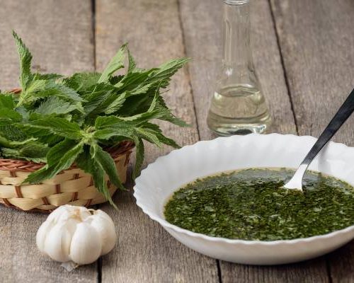 Wyjątkowa moc pokrzywy. Zobacz, jak wykorzystać ten zielony chwast dla zdrowia. Wypróbuj przepisy