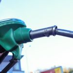 Kierowców czekają podwyżki. Ropa tanieje, ale na stacjach będzie drożej
