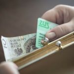 Ten dokument daje wiele korzyści. Zniżki na przejazdy i tańsze leki to dopiero początek