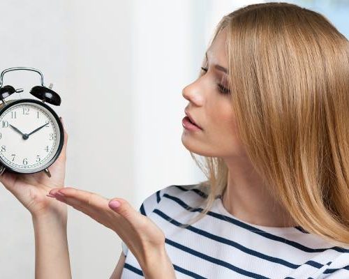 Zmiana czasu na zimowy już w ten weekend. Podpowiadamy, jak przetrwać ją bez stresu