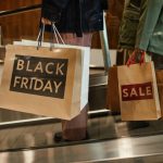W sklepach zaroi się od ofert na Black Friday. O tym warto pamiętać, aby nie dać się nabrać