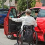 Nawet 185 tysięcy złotych na samochód z PFRON. Sprawdź, kto może dostać dofinansowanie